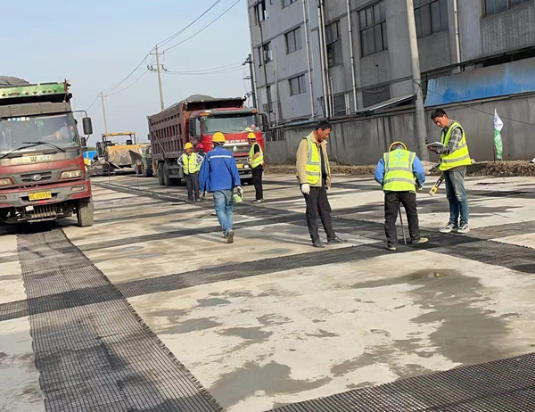 涞水老材料的新故事：玻璃纤维土工格栅如何在‘白改黑’浪潮中重获新生？